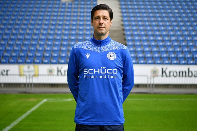 Bielefeld, Schueco Arena, 09 07 21, GER, Herren, 1 Bundesliga, Saison 2021 2022, DSC Arminia Bielefeld Porträttermin 2021 Bild Co Trainer Ilia Gruev Bielefeld Nur fuer journalistische Zwecke Only for editorial use According to the regulations of the DFL Deutsche Fußball Liga it is prohibited, DFL regulations prohibit any use of photographs as image sequences and or quasi video North Rhine-Westphalia Germany