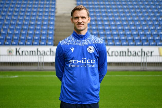 Bielefeld, Schueco Arena, 09 07 21, GER, Herren, 1 Bundesliga, Saison 2021 2022, DSC Arminia Bielefeld Porträttermin 2021 Bild Cot Trainer Sebastian Hille Bielefeld Nur fuer journalistische Zwecke Only for editorial use According to the regulations of the DFL Deutsche Fußball Liga it is prohibited, DFL regulations prohibit any use of photographs as image sequences and or quasi video North Rhine Westphalia Germany