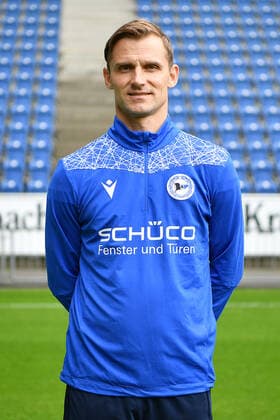Bielefeld, Schueco Arena, 09 07 21, GER, Herren, 1 Bundesliga, Saison 2021 2022, DSC Arminia Bielefeld Porträttermin 2021 Bild Cot Trainer Sebastian Hille Bielefeld Nur fuer journalistische Zwecke Only for editorial use According to the regulations of the DFL Deutsche Fußball Liga it is prohibited, DFL regulations prohibit any use of photographs as image sequences and or quasi video North Rhine Westphalia Germany