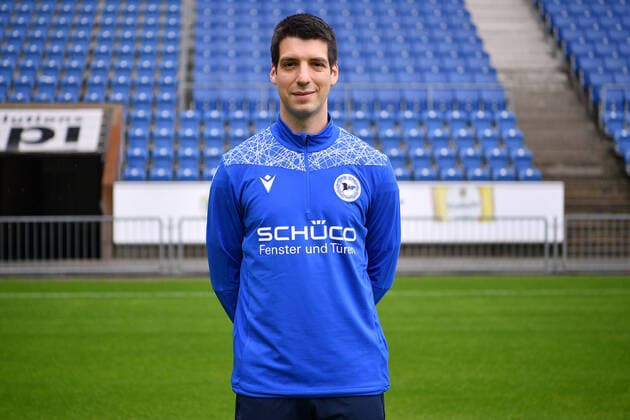 Bielefeld, Schueco Arena, 09 07 21, GER, Herren, 1 Bundesliga, Saison 2021 2022, DSC Arminia Bielefeld Porträttermin 2021 Bild Video Analyst Rafael Gameiro Bielefeld Nur fuer journalistische Zwecke Only for editorial use According to the regulations of the DFL Deutsche Fußball Liga it is prohibited, DFL regulations prohibit any use of photographs as image sequences and or quasi video North Rhine-Westphalia Germany