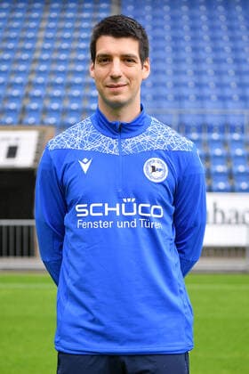Bielefeld, Schueco Arena, 09 07 21, GER, Herren, 1 Bundesliga, Saison 2021 2022, DSC Arminia Bielefeld Porträttermin 2021 Bild Video Analyst Rafael Gameiro Bielefeld Nur fuer journalistische Zwecke Only for editorial use According to the regulations of the DFL Deutsche Fußball Liga it is prohibited, DFL regulations prohibit any use of photographs as image sequences and or quasi video North Rhine-Westphalia Germany