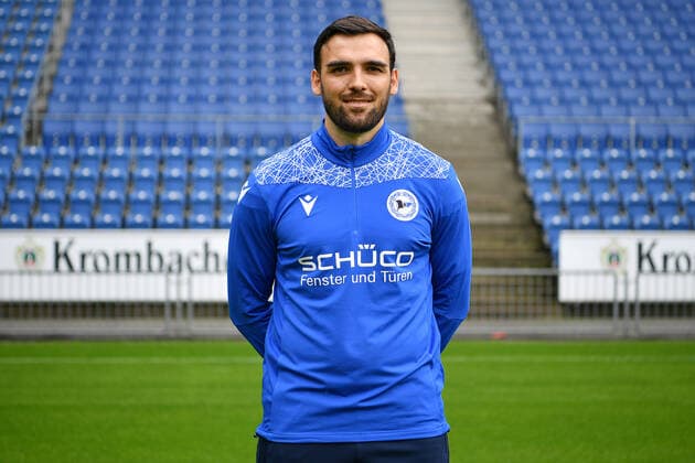 Bielefeld, Schueco Arena, 09 07 21, GER, Herren, 1 Bundesliga, Saison 2021 2022, DSC Arminia Bielefeld Porträttermin 2021 Bild Video Analyst Timur Nakip Bielefeld Nur fuer journalistische Zwecke Only for editorial use According to the regulations of the DFL Deutsche Fußball Liga it is prohibited, DFL regulations prohibit any use of photographs as image sequences and or quasi video North Rhine Westphalia Germany