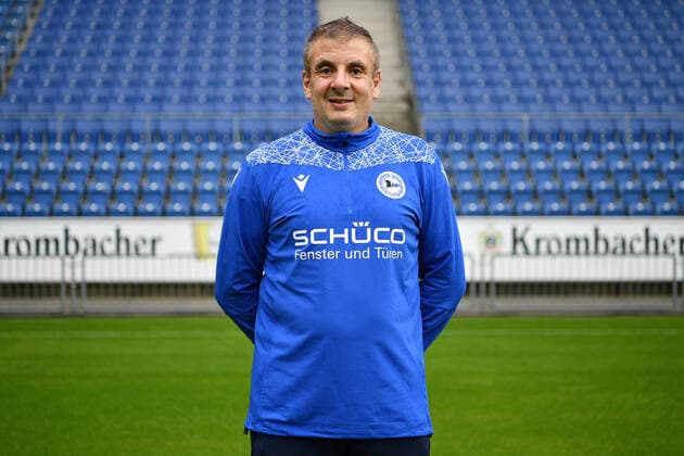 Bielefeld, Schueco Arena, 09 07 21, GER, Herren, 1 Bundesliga, Saison 2021 2022, DSC Arminia Bielefeld Porträttermin 2021 Bild Betreuer Antonio Gonzalez Bielefeld Nur fuer journalistische Zwecke Only for editorial use According to the regulations of the DFL Deutsche Fußball Liga it is prohibited, DFL regulations prohibit any use of photographs as image sequences and or quasi video North Rhine Westphalia Germany