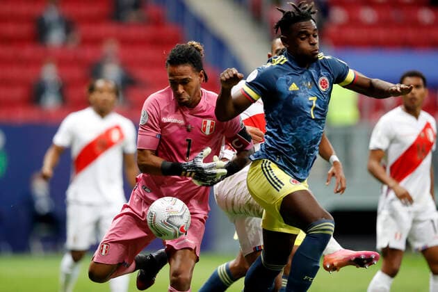 Colombia x Peru BRASÍLIA, DF - 09.07.2021: COLOMBIA X PERU - Match between , Colombia x Peru match dispute for the third place Copa America Brazil 2021 , held at Estádio Nacional Mané Garricha , on Friday (09). In the photo, Player Duvan Colombia x Pedro Galese Peru. (Photo: Francisco Stuckert Fotoarena) x2091135x  FranciscoxStuckert