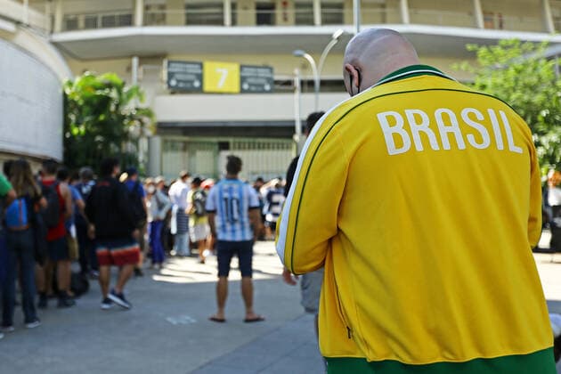 10th July 2021, Est& xe1;dio do Maracan& xe3;, Rio de Janeiro, Brazil. Copa America tournament final, Argentina versus Brazil; Fans of Argentina and Brazil line up to gain entry to the Final of the Copa Am& xe9;rica 2021 at Est& xe1;dio do Maracan& xe3;  ActionPlus12304229 HeulerxAndrey
