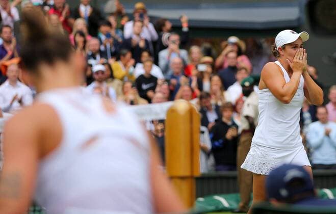 Sport Themen der Woche KW27 Sport Bilder des Tages Mandatory Credit: Photo by Shutterstock (12203623j) Ashleigh Barty of Australia in tears Wimbledon Tennis Championships, Day 12, The All England Lawn Tennis and Croquet Club, London, UK - 10 Jul 2021 Wimbledon Tennis Championships, Day 12, The All England Lawn Tennis and Croquet Club, London, UK - 10 Jul 2021  Copyright: xShutterstockx 12203623j