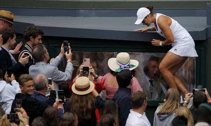 Sport Bilder des Tages Mandatory Credit: Photo by Shutterstock (12203623h) Ashleigh Barty of Australia climbed up to the players box Wimbledon Tennis Championships, Day 12, The All England Lawn Tennis and Croquet Club, London, UK - 10 Jul 2021 Wimbledon Tennis Championships, Day 12, The All England Lawn Tennis and Croquet Club, London, UK - 10 Jul 2021  Copyright: xShutterstockx 12203623h