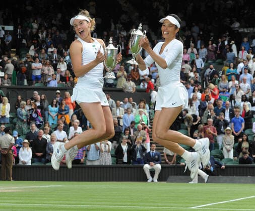 Bilder des Jahres 2021, Sport 07. Juli Sport Themen der Woche KW27 Lawn Tennis - 2021 All England Championships - Woman™s Doubles Final - Wimbledon Veronika Kudermetova and Elena Vesnina (Russia) v Su - Wei Hsieh and Elise Mertens Su - Wei Hsieh and Elise Mertens celebrate by jumping in the air with their trophies 