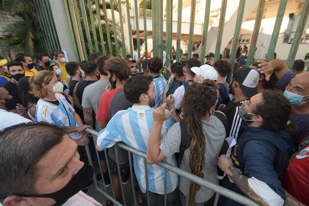 Brasil X Argentina RIO DE JANEIRO, RJ - 10.07.2021: BRASIL X ARGENTINA - Confusion in the exchange of credentials for the Brazil vs Argentina game for the final of the Copa America 2021, at Maracanã, this Saturday (10) afternoon, in Rio de Janeiro, RJ. (Photo: Celso Pupo Fotoarena) x2091507x  CelsoxPupo