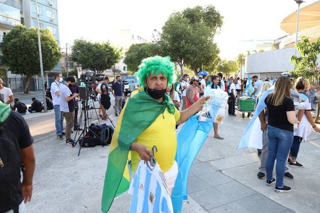 July 10, 2021, Rio de Janeiro, Brazil: Fans arrive at Maracana stadium, in Rio de Janeiro, for the soccer match between Brazil and Argentina, valid for the final of Copa America 2021, on Saturday (10).  Copyright: xLecoxVianax