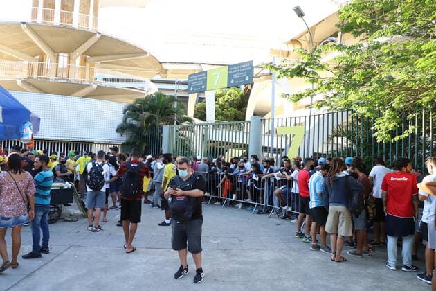 July 10, 2021, Rio de Janeiro, Brazil: Fans arrive at Maracana stadium, in Rio de Janeiro, for the soccer match between Brazil and Argentina, valid for the final of Copa America 2021, on Saturday (10).  Copyright: xLecoxVianax
