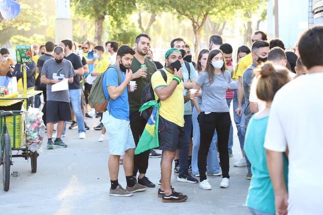 July 10, 2021, Rio de Janeiro, Brazil: Fans arrive at Maracana stadium, in Rio de Janeiro, for the soccer match between Brazil and Argentina, valid for the final of Copa America 2021, on Saturday (10).  Copyright: xLecoxVianax