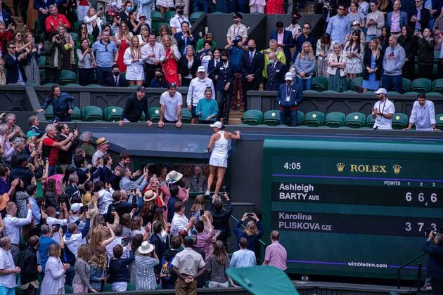 Sport Bilder des Tages GB, LONDON, 10 July 2021 - Ashleigh Barty of Australia celebrate with her coach at Wimbledon. Copyright: xx