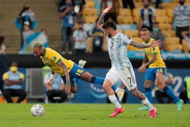 Argentina s Rodrigo de Paul disputes the ball with Neymar (L) of Brazil today, in the final of the Copa America at the Maracana Stadium in Rio de Janeiro, Brazil, 10 July 2021. Argentina - Brazil !ACHTUNG: NUR REDAKTIONELLE NUTZUNG!  Copyright: xANDRExCOELHOx AME1542 20210711-f29580945321b1cef3fc99565d52ecc9dfd475d4