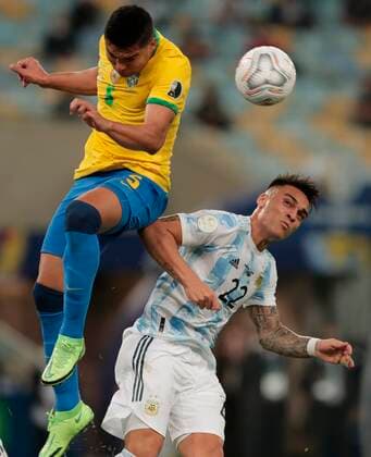 Lautaro Martinez of Argentina disputes the ball with Casemiro of Brazil today, in the final of the Copa America at the Maracana Stadium in Rio de Janeiro, Brazil, 10 July 2021. Argentina - Brazil !ACHTUNG: NUR REDAKTIONELLE NUTZUNG!  Copyright: xANDRExCOELHOx AME1545 20210711-8d68b708b4e0c47c116745d645bd7b7f8b793ba6