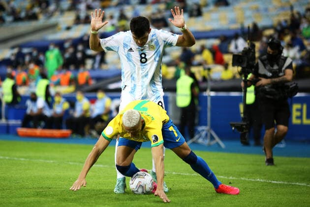 10th July 2021, Est& xe1;dio do Maracan& xe3;, Rio de Janeiro, Brazil. Copa America tournament final, Argentina versus Brazil; Marcos Acu& xf1;a of Argentina challenges Richarlison of Brazil  ActionPlus12304527 HeulerxAndrey