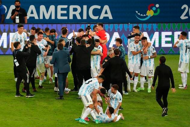 Argentina s players and coaching staff celebrate victory against Brazil and the Copa America championship at the Maracana Stadium in Rio de Janeiro, Brazil, 10 July 2021. Argentina - Brazil !ACHTUNG: NUR REDAKTIONELLE NUTZUNG!  Copyright: xSebastiaoxMoreirax AMDEP6897 20210711-da720c9e6501a397bdcb1a2c0790e4bb37a42ecf