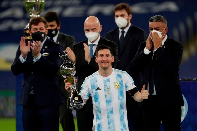 Argentina s Lionel Messi celebrates with the Player of the Tournament trophy after winning the Copa America final match against Brazil at the Maracana Stadium, as FIFA s President Gianni Infantino (C-up) applauds, in Rio de Janeiro, Brazil, 10 July 2021. Argentina - Brazil !ACHTUNG: NUR REDAKTIONELLE NUTZUNG!  Copyright: xAntonioxLacerdax AMDEP6921 20210711-195a166ff6f209e01b945355a5a814f261a31455