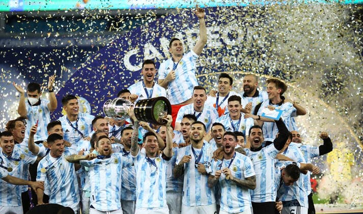 10th July 2021, Est& xe1;dio do Maracan& xe3;, Rio de Janeiro, Brazil. Copa America tournament final, Argentina versus Brazil; The Argentinian team celebrate their 0-1 win with the trophy  ActionPlus12304545 HeulerxAndrey