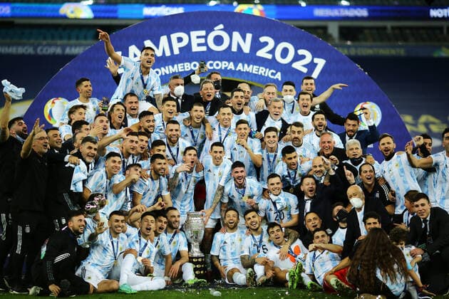10th July 2021, Est& xe1;dio do Maracan& xe3;, Rio de Janeiro, Brazil. Copa America tournament final, Argentina versus Brazil; The Argentinian team celebrate their 0-1 win with the trophy  ActionPlus12304546 HeulerxAndrey