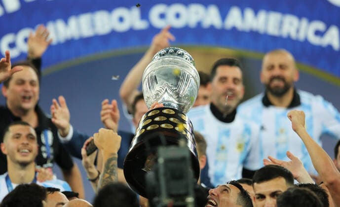 10th July 2021, Est& xe1;dio do Maracan& xe3;, Rio de Janeiro, Brazil. Copa America tournament final, Argentina versus Brazil; The Argentinian team celebrate their 0-1 win with the trophy as & xc1;ngel Di Mar& xed;a holds the trophy  ActionPlus12304557 HeulerxAndrey