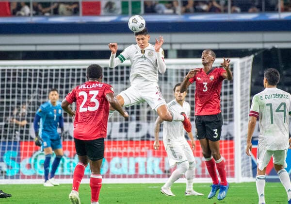 Jul 10, 2021: Mexico defender Edson Alvarez (4) headers the ball in the first half during a CONCACAF Gold Cup game between Mexico and Trinidad & Tobago at AT&T Stadium in Arlington, TX Mexico and Trinidad & Tobago tied 0-0 CSM Arlington USA - ZUMAcp2_ 20210710_zaf_cp2_010 Copyright: xAlbertxPenax