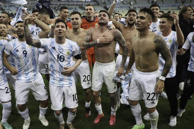July 10, 2021, Rio de Janeiro, Brazil: Argentina s players celebrate the Copa America title after a 1-0 victory over Brazil in soccer match held at Maracana stadium, in Rio de Janeiro, on Saturday night (10).  Copyright: xLecoxVianax