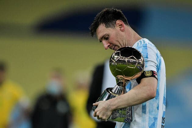Brazil v Argentina: Final - Copa America Brazil 2021 Lionel Messi player from Argentina lifts the champion s cup during an award ceremony at the end of the match against Brazil at the Maracana stadium for the decision of the Copa America 2021 championship, this Saturday (10). Rio de Janeiro Brazil ribeiro-notitle210710_npxhz  Copyright: xThiagoxRibeirox