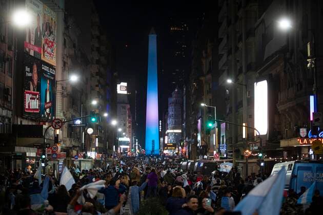 (210711) -- BUENOS AIRES, July 11, 2021 -- Fans celebrate after Argentina s national football team won the Copa America final match against Brazil, in Buenos Aires, Argentina, on July 10, 2021. (Photo by Xinhua) (SP) ARGENTINA-BUENOS AIRES-COPA AMERICA-CELEBRATION MartinxSabala 