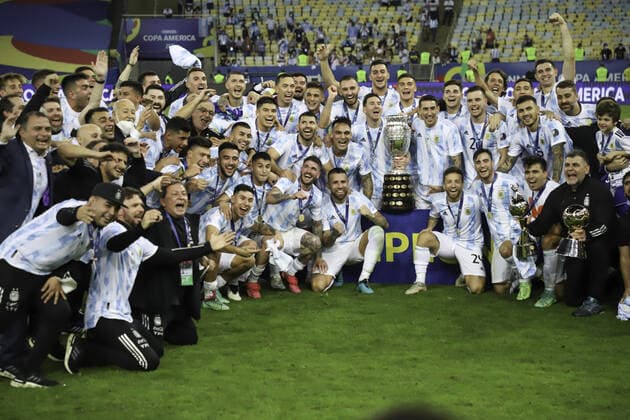 July 10, 2021, Rio de Janeiro, Brazil: Argentina s players celebrate the Copa America title after a 1-0 victory over Brazil in soccer match held at Maracana stadium, in Rio de Janeiro, on Saturday night (10).  Copyright: xLecoxVianax
