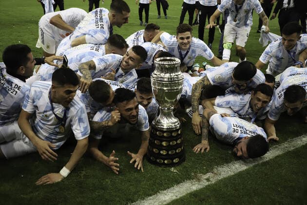 July 10, 2021, Rio de Janeiro, Brazil: Argentina s players celebrate the Copa America title after a 1-0 victory over Brazil in soccer match held at Maracana stadium, in Rio de Janeiro, on Saturday night (10).  Copyright: xLecoxVianax