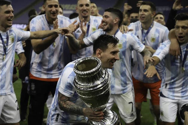July 10, 2021, Rio de Janeiro, Brazil: Argentina s players celebrate the Copa America title after a 1-0 victory over Brazil in soccer match held at Maracana stadium, in Rio de Janeiro, on Saturday night (10).  Copyright: xLecoxVianax