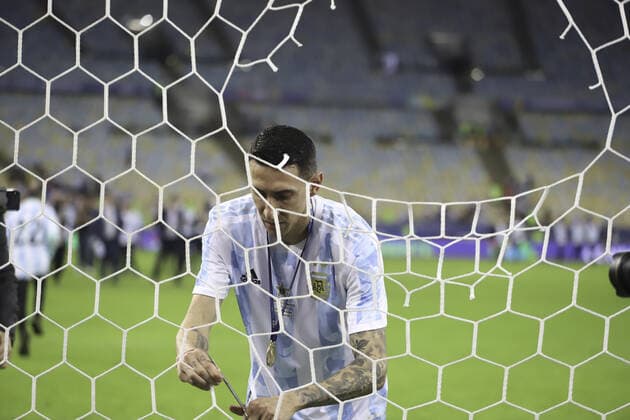 July 10, 2021, Rio de Janeiro, Brazil: Player Angel Di Maria, author of winning goal over Brazil, cuts part of net of goal of Maracana stadium, in Rio de Janeiro, at end of the soccer match in which Argentina won Copa America 2021, last Saturday night (10).  Copyright: xLecoxVianax