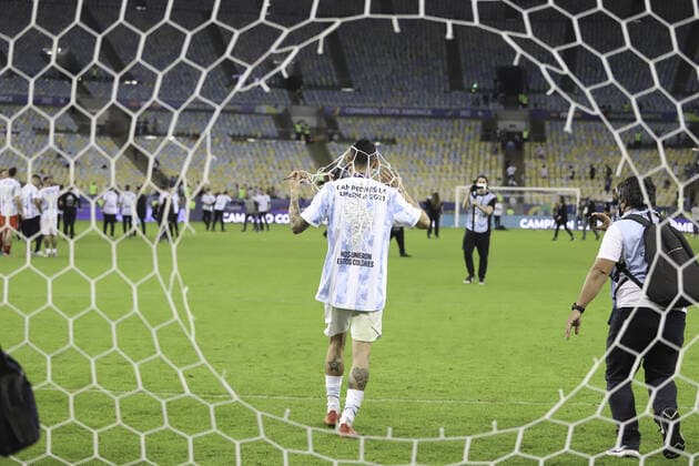 July 10, 2021, Rio de Janeiro, Brazil: Player Angel Di Maria, author of winning goal over Brazil, cuts part of net of goal of Maracana stadium, in Rio de Janeiro, at end of the soccer match in which Argentina won Copa America 2021, last Saturday night (10).  Copyright: xLecoxVianax