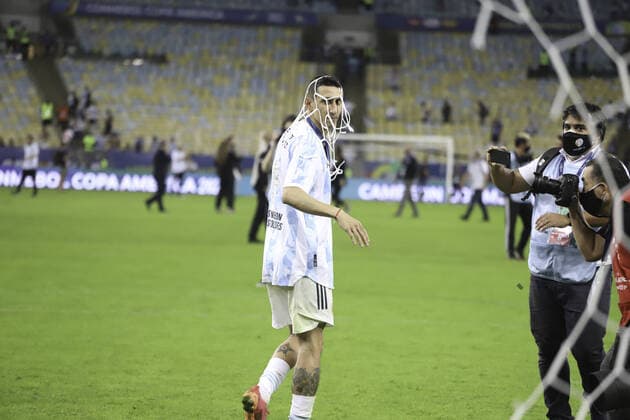 Sport Bilder des Tages July 10, 2021, Rio de Janeiro, Brazil: Player Angel Di Maria, author of winning goal over Brazil, cuts part of net of goal of Maracana stadium, in Rio de Janeiro, at end of the soccer match in which Argentina won Copa America 2021, last Saturday night (10).  Copyright: xLecoxVianax