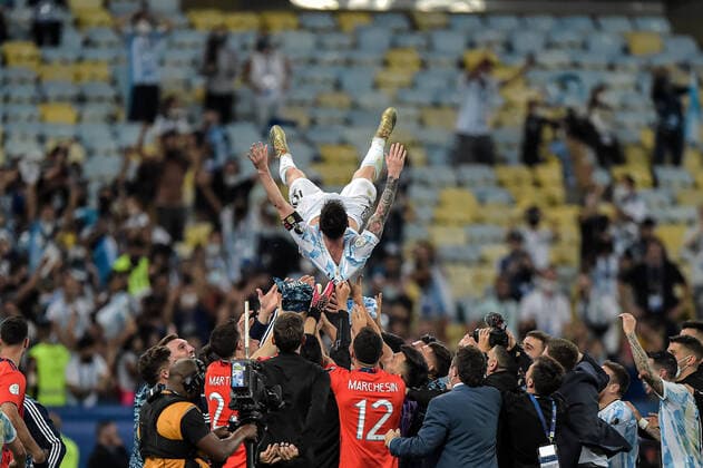 Sport Bilder des Tages Brazil v Argentina: Final - Copa America Brazil 2021 Messi, Argentina player celebrates the title of champion with players of his team after the match against Brazil at Maracana stadium for the decision of the Copa America 2021 championship, this Saturday (10). Rio de Janeiro Brazil ribeiro-notitle210710_np8Hk  Copyright: xThiagoxRibeirox