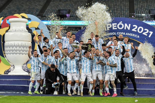 Brazil v Argentina: Final - Copa America Brazil 2021 Argentina s players celebrate the title of champion during an awards ceremony after their victory against Brazil in a match at the Maracana stadium for the decision of the Copa America 2021 championship, this Saturday (10). Rio de Janeiro Brazil ribeiro-notitle210710_nptwP  Copyright: xThiagoxRibeirox