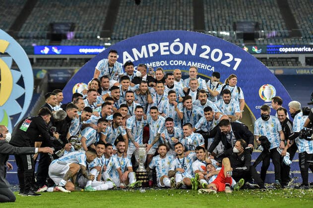Brazil v Argentina: Final - Copa America Brazil 2021 Argentina s players celebrate the title of champion during an awards ceremony after their victory against Brazil in a match at the Maracana stadium for the decision of the Copa America 2021 championship, this Saturday (10). Rio de Janeiro Brazil ribeiro-notitle210710_npemJ  Copyright: xThiagoxRibeirox