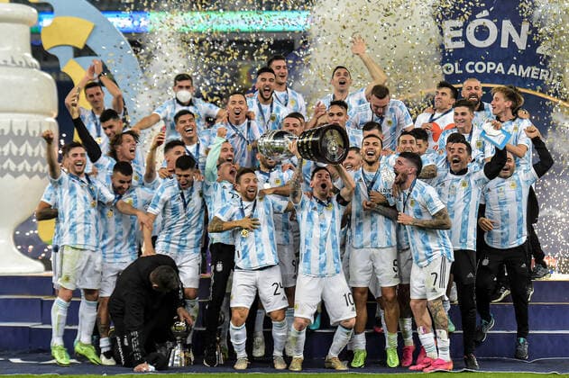 Brazil v Argentina: Final - Copa America Brazil 2021 Argentina s players celebrate the title of champion during an awards ceremony after their victory against Brazil in a match at the Maracana stadium for the decision of the Copa America 2021 championship, this Saturday (10). Rio de Janeiro Brazil ribeiro-notitle210710_npsaI  Copyright: xThiagoxRibeirox