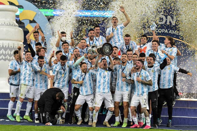 Brazil v Argentina: Final - Copa America Brazil 2021 Argentina s players celebrate the title of champion during an awards ceremony after their victory against Brazil in a match at the Maracana stadium for the decision of the Copa America 2021 championship, this Saturday (10). Rio de Janeiro Brazil ribeiro-notitle210710_np2ep  Copyright: xThiagoxRibeirox