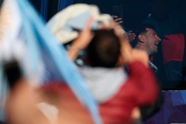 Buenos Aires (Argentina), 11 07 2021.- The Argentine national team, Nationalteam player Lionel Messi smiles at the fans who greet him outside the bus that transports the team, after its arrival in Buenos Aires, Argentina, 11 July 2021. Hundreds of people received this Sunday the Argentine team, champion of the Copa América 2021. Argentina beat Brazil 1-0 yesterday in the final of the Copa América with a goal from Ángel Di María at the Maracaná stadium in Rio de Janeiro and, With his 15th continental trophy, he ended a 28-year titleless fast. Argentina s Copa América champion team arrives in Buenos Aires amid ovations !ACHTUNG: NUR REDAKTIONELLE NUTZUNG!  Copyright: xJuanxIgnacioxRoncoronix AME1620 20210711-00275da68f401acaf92b49f5ddf2a3aa40a60233