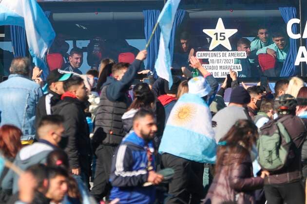 Buenos Aires (Argentina), 11 07 2021.- Fans greet the Argentine national team, Nationalteam players who are transported by bus, after their arrival in Buenos Aires, Argentina, 11 July 2021. Hundreds of people received this Sunday the Argentine team, champion of the Copa América 2021. Argentina beat Brazil 1-0 yesterday in the final of the Copa América with a goal from Ángel Di María at the Maracaná stadium in Rio de Janeiro and, With his 15th continental trophy, he ended a 28-year titleless fast. Argentina s Copa América champion team arrives in Buenos Aires amid ovations !ACHTUNG: NUR REDAKTIONELLE NUTZUNG!  Copyright: xJuanxIgnacioxRoncoronix AME1634 20210711-1a4266ab54b53a01d82d08027ce73b8072535cdf