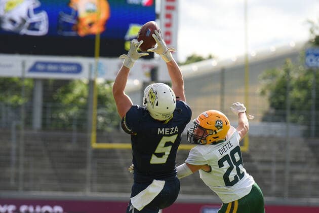 David Meza ( 5, Tight end, Stuttgart Surge) gegen Jonathan Dietze ( 28, Defensive Back, Leipzig Kings) American Football, ELF, European Leaguen of Football, Week 4, 11.07.2021 Foto:Eibner Tobias Baur Stuttgart Surge vs. Leipzig Kings European Leaguen of Football, Week 4 , 11.07.2021 Stuttgart *** David Meza 5, Tight end, Stuttgart Surge vs Jonathan Dietze 28, Defensive back, Leipzig Kings American Football, ELF, European Leaguen of Football, Week 4, 11 07 2021 Foto Eibner Tobias Baur Stuttgart Surge vs Leipzig Kings European Leaguen of Football, Week 4 , 11 07 2021 Stuttgart. Copyright: xEibner-Pressefotox EP_TBR