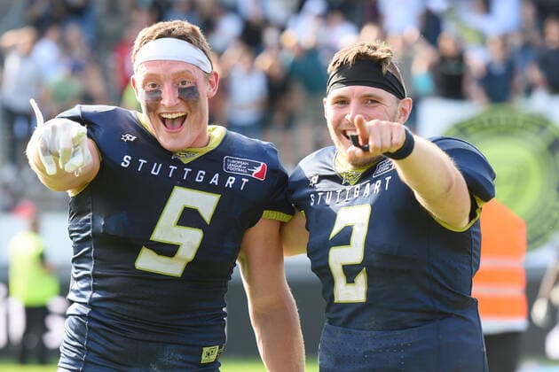 David Meza ( 5, Tight end, Stuttgart Surge) und Aaron Ellis ( 2, Quarterback, Stuttgart Surge) American Football, ELF, European Leaguen of Football, Week 4, 11.07.2021 Foto:Eibner Tobias Baur Stuttgart Surge vs. Leipzig Kings European Leaguen of Football, Week 4 , 11.07.2021 Stuttgart *** David Meza 5, tight end, Stuttgart Surge and Aaron Ellis 2, quarterback, Stuttgart Surge American Football, ELF, European Leaguen of Football, Week 4, 11 07 2021 Foto Eibner Tobias Baur Stuttgart Surge vs Leipzig Kings European Leaguen of Football, Week 4 , 11 07 2021 Stuttgart Copyright: xEibner-Pressefotox EP_TBR