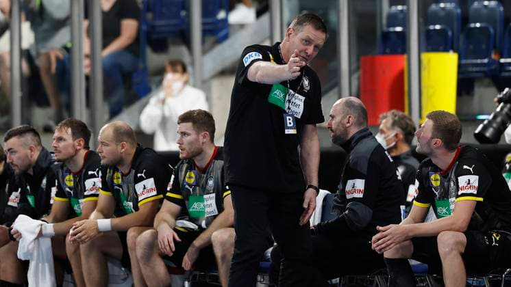 11 07 2021, Handball, Three Nations Tournament 2021, Germany Egypt, GER, Nuremberg, Arena Nuernberger Versicherung Picture from left Coach Alfred Gislason German National Team gives instructions to Philipp Weber German National Team Copyright: HMBxMedia xHeikoxBecker