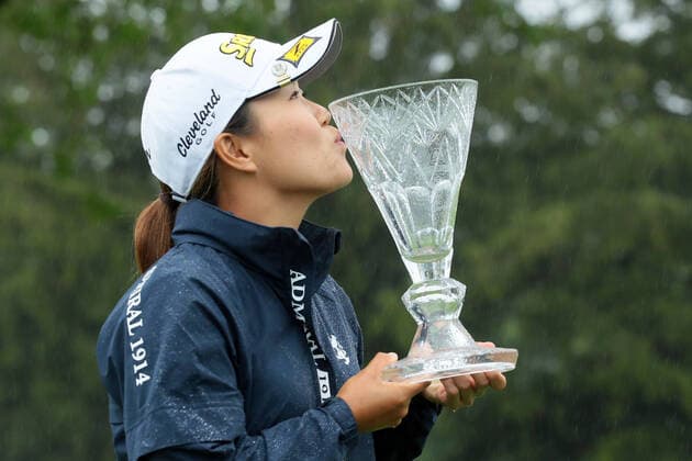 Bilder des Jahres 2021, Sport 07. Juli Sport Themen der Woche KW27 Sport Bilder des Tages Marathon Classic Yuka Saso of the Philippines holds up the trophy after winning the Marathon LPGA, Golf Damen Classic presented by Dana golf tournament at Highland Meadows Golf Club in Sylvania, Ohio USA, on Sunday, July 11, 2021. Sylvania Ohio United States lemus-marathon210711_nprxC  Copyright: xJorgexLemusx