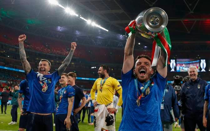(210712) -- LONDON, July 12, 2021 -- Players of Italy celebrate after winning the final between England and Italy at the UEFA EURO, EM, Europameisterschaft,Fussball 2020 in London, Britain, on July 11, 2021. ) (SP)BRITAIN-LONDON-FOOTBALL-UEFA EURO 2020-FINAL HanxYan 