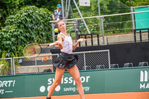 Switzerland: 1st qualifying match, Lausanne 2021 tennis tournament WTA, Tennis Damen 250 Lausanne Switzerland, 07 12 2021: Simona Walter of Switzerland is in action during 1st day of qualifying match, Lausanne 2021 tennis tournament WTA 250 (Poto by Eric Dubost Pacific Press) Lausanne Switzerland Copyright: EricxDubost