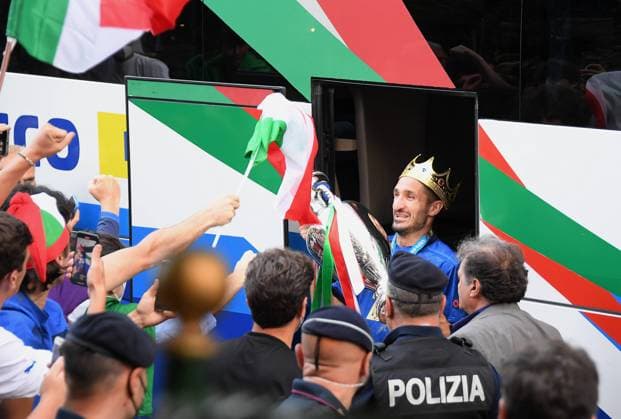FOOTBALL Euro 2021 12 07 2021 European champions Italy arriving at the Hotel Parco dei Principi in Rome Captain Giorgio Chiellini steps out of the team bus with crown and European Cup
