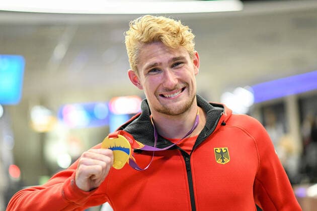 Bilder des Jahres 2021, Sport 07. Juli Sport Themen der Woche KW28 Sport Bilder des Tages 12.07.2021, xkaix, Leichtathletik U23 Europameisterschaft, Leichtathletik - Rückkehr der U23-Nationalmannschaft emspor, v.l. Andreas Bechmann (Eintracht Frankfurt) kehrt als U23-Europameister im Zehnkampf zurück Frankfurt am Main *** 12 07 2021, xkaix, athletics U23 European championship, athletics return of the U23 national team emspor, v l Andreas Bechmann Eintracht Frankfurt returns as U23 European decathlon champions Frankfurt am Main. kp